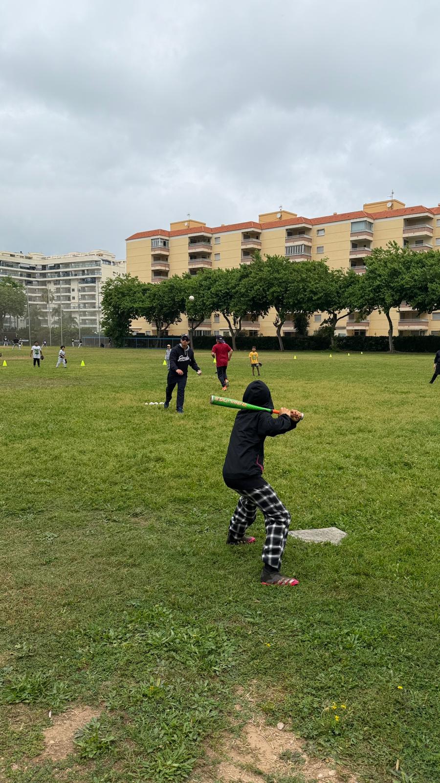 Niño bateando